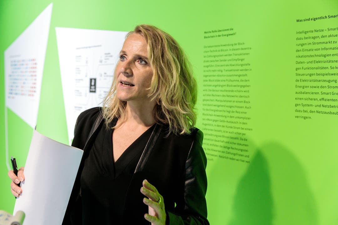 Pia Daumüller, Leiterin Kommunikation der AEK, führt durch die Ausstellung