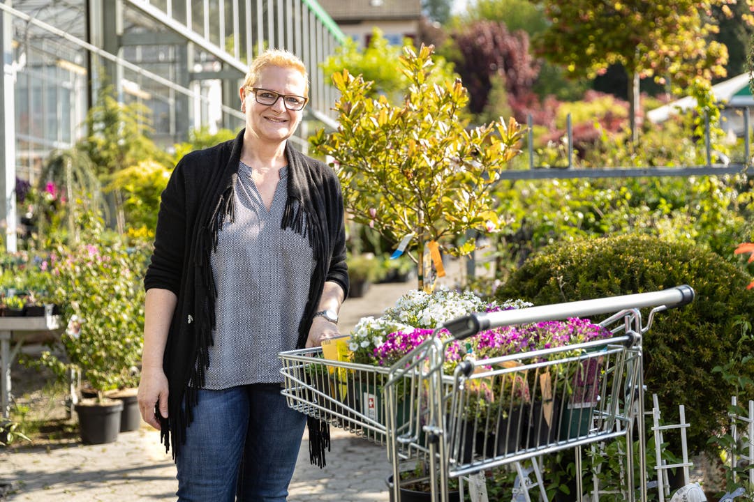 Monika Cerretto aus Lengnau kauft Kräuter für ihren Steingarten.