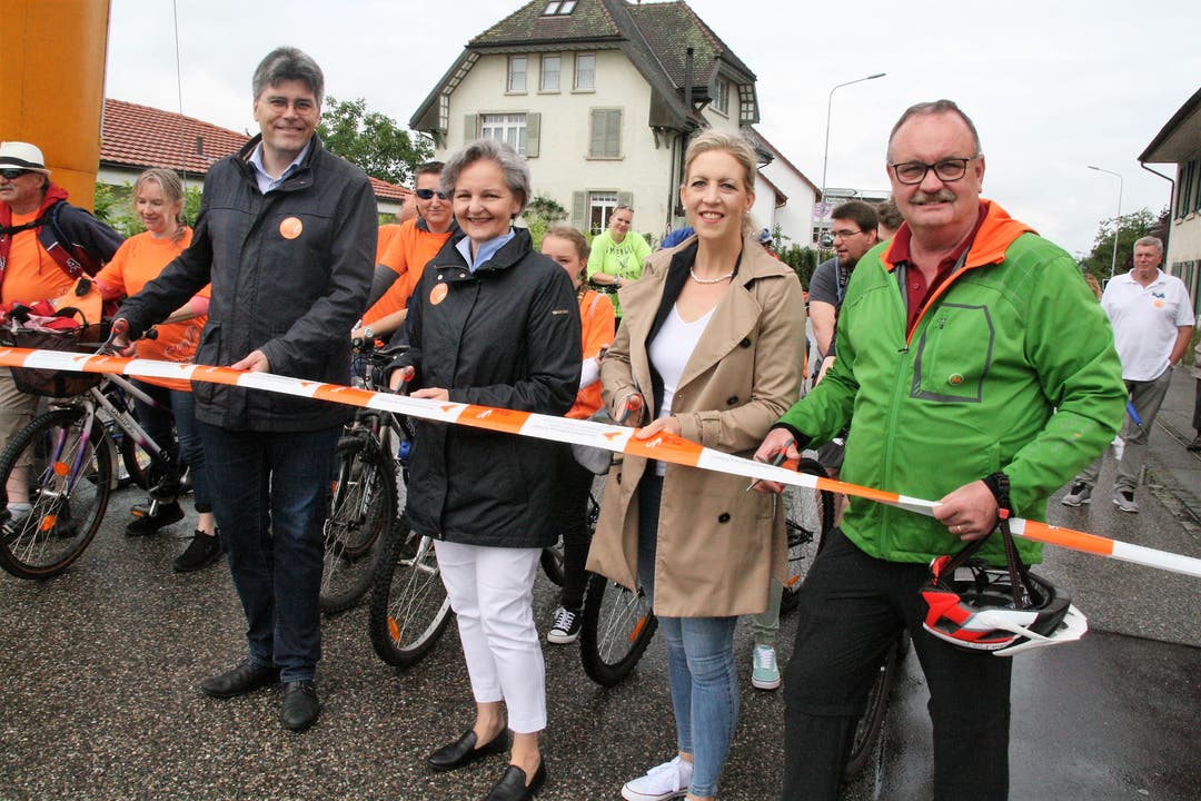 Martin Kistler, Renata Siegrist-Bachmann, Barbara Hürlimann und Gerhard Zumsteg (von links) eröffnen den slowUp.