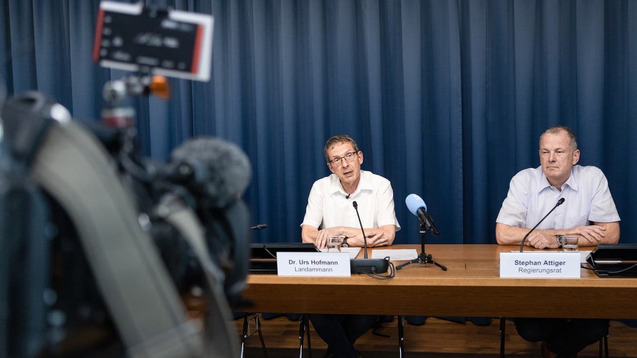 Die Regierungsrätin Franziska Roth tritt zurück – an der Medienkonferenz der Regierung sprechen Urs Hofmann und Stephan Attiger.