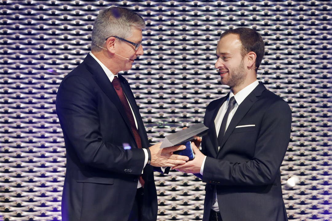 Hier nimmt der Ökonom den NAB Award von Roland Herrmann, CEO der Neuen Aargauer Bank, entgegen.
