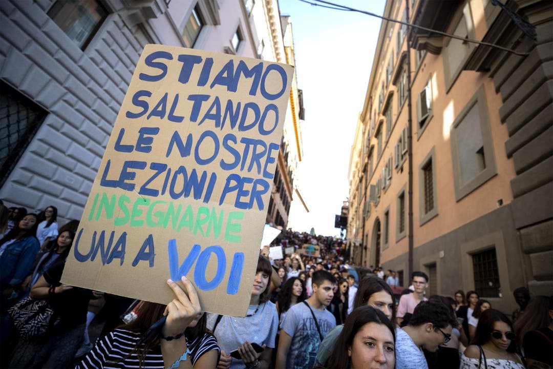 «Wir schwänzen unseren Unterricht, um euch eine Lektion zu erteilen», heisst es auf dem Poster. (Massimo Percossi/ANSA via AP)