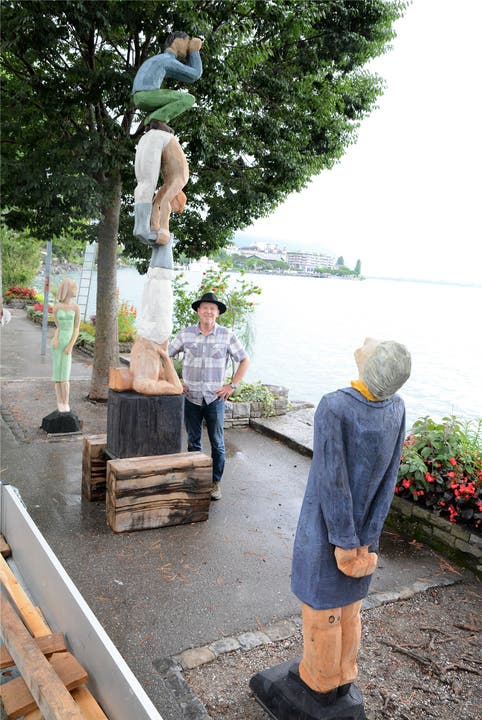 Ein stolzer Stefan Lanz mit seiner Figurengruppe in Montreux.