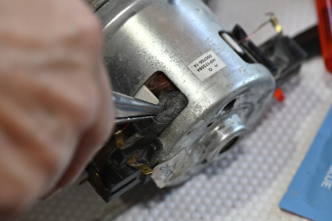 Repair Cafè Grenchen Demontier wird der Motor gereinigt und geölt.
