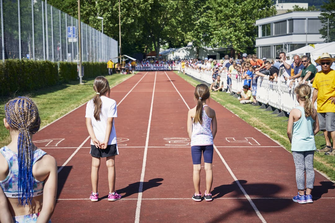 Dä schnellst Wettiger Auftakt zum Wettiger Fäscht: Die 7 - 15 jährigen Wettigerinnen und Wettiger messen sich bei 60- bzw. 80-Meter-Sprints und machen den Titel “dä schnellst Wettiger“unter sich aus.