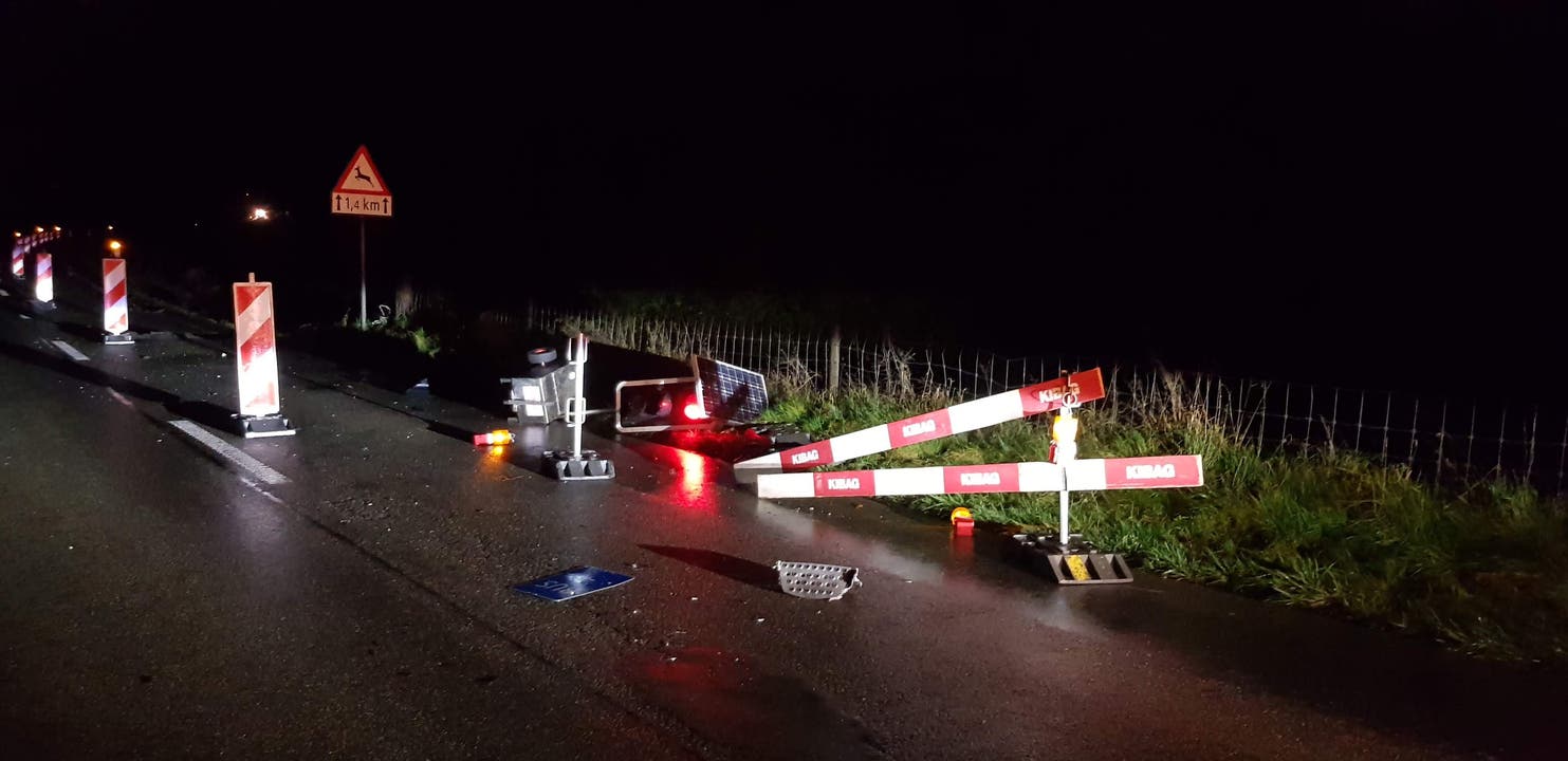 Brittnau AG, 2. November: Ein unbekanntes Fahrzeug beschädigte die Baustellenabschrankung und fuhr das Lichtsignal um. Ohne sich um den Schaden zu kümmern fuhr das Auto in unbekannte Richtung weg. Es entstand Sachschaden in der Höhe von 4'000 Franken.
