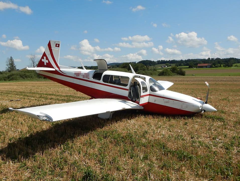 Lommis TG, 14. August: Ein 62-jähriger Pilot ist kurz nach dem Start vom Flugplatz in Schwierigkeiten geraten und musste notlanden. Er und sein Passagier blieben dabei unverletzt.