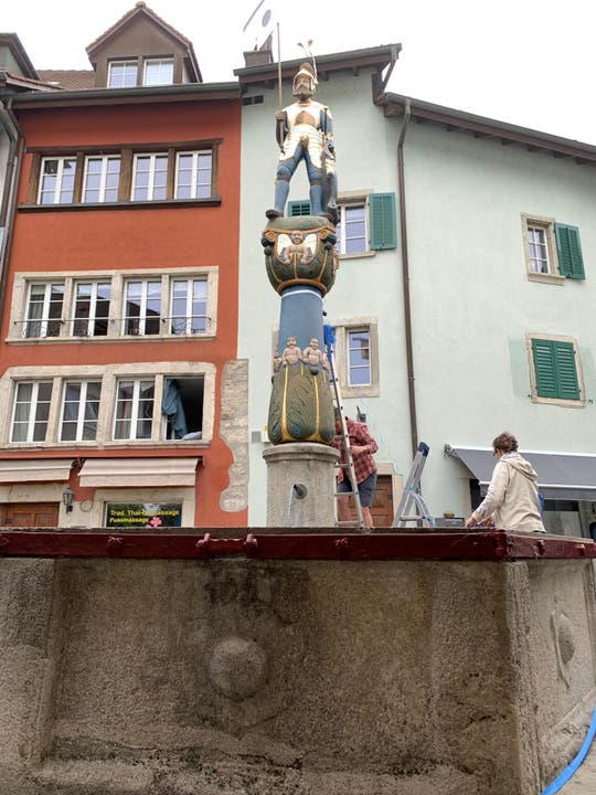 Rund die Hälfte der 54 Brunnen in Lenzburg werden für das Jugendfest in aufwendiger Arbeit geschmückt. So auch der Chlausbrunnen.