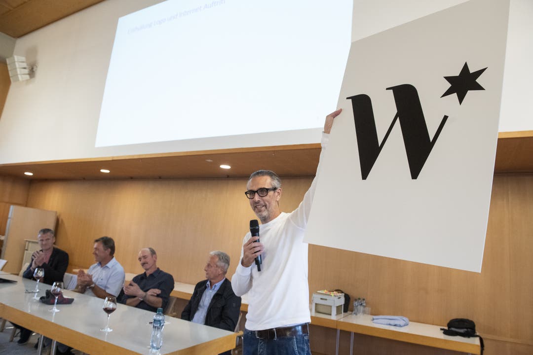Weinstern AG Geschäftsführer Marco Bieri präsentiert das neue Logo.