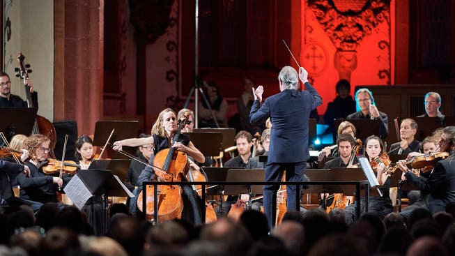 Dirigent Silvain Cambreling fügte Sol Gabetta und Kammerorchester zusammen.