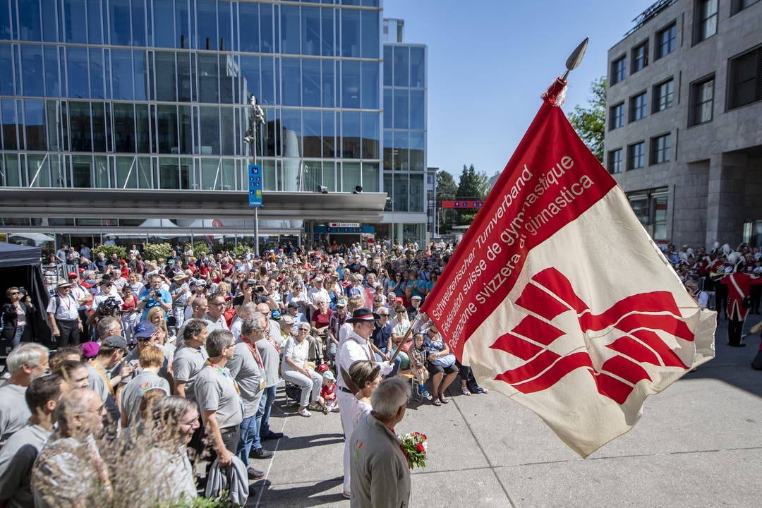 Mit der Fahnenübergabe vom Organisationskomitee des letzten Eidgenössischen in Biel an das OK Aarau 2019 wurde das Turnfest am Donnerstag offiziell eröffnet.