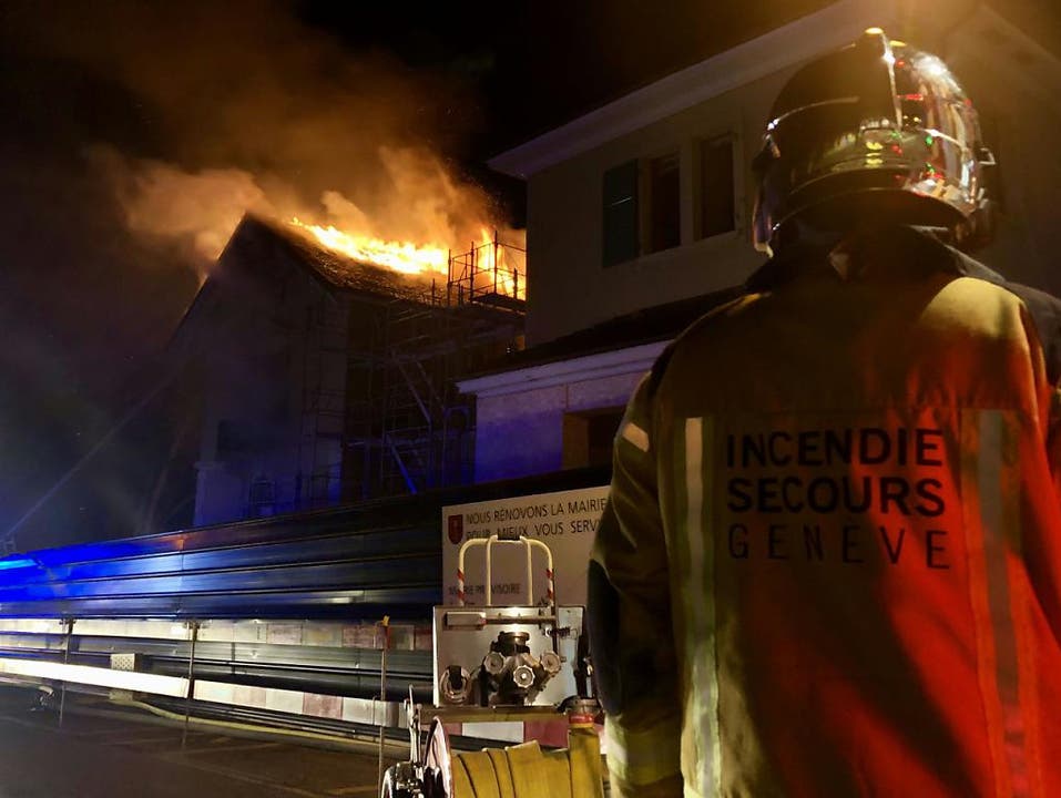 Satigny GE, 9. Oktober: Bei einem Grossbrand im Rathaus sind drei Feuerwehrleute verletzt worden. Zwei mussten aus Trümmern gerettet werden, nachdem das Dach eingestürzt war.