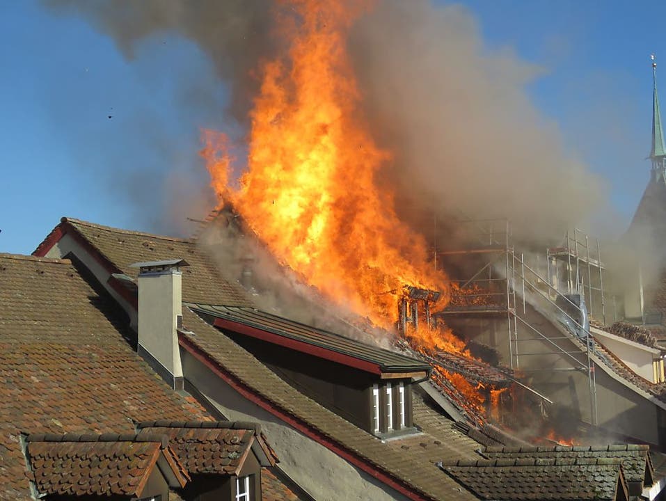 Am Dienstagabend brach im Dachstock eines Gebäudes in der Aarauer Altstadt ein Brand aus. Zwei Liegenschaften wurden weitgehend zerstört. Der rasche Einsatz der Feuerwehr konnte eine Katastrophe jedoch verhindern.