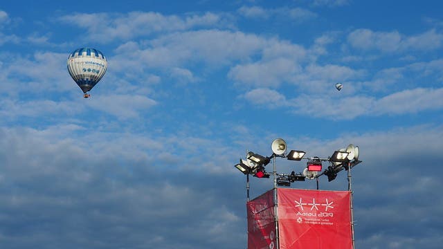 Im Aarauer Schaden macht der Heissluftballon, in dem sich das OK das letzten Eidgenössischen Turnfestes aus Biel befindet, eine Punktlandung.