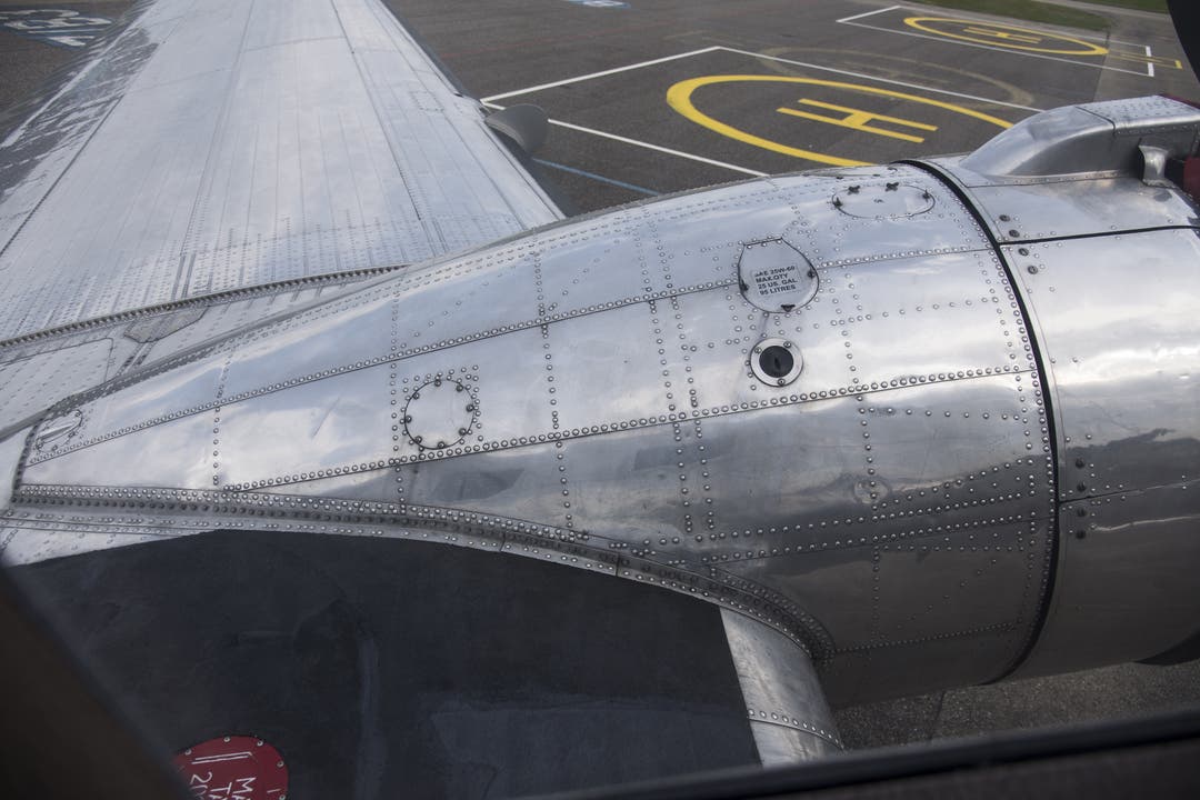 Blick auf den Flügel der DC 3