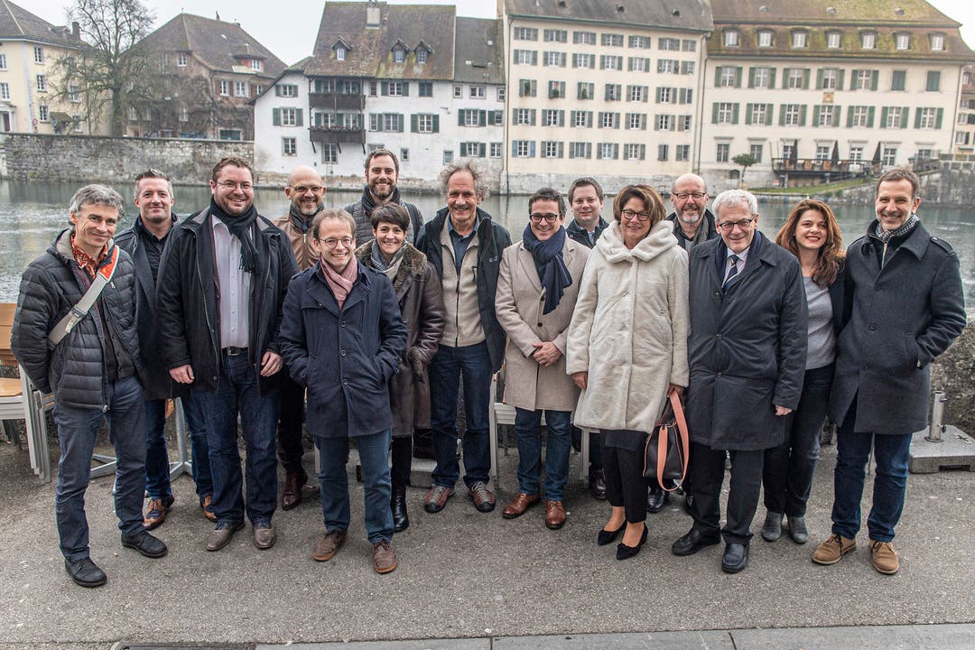 Hier posiert sie mit der Stadtregierung von La Chaux-de-Fonds und Vertretern des Gemeinderats Solothurn.
