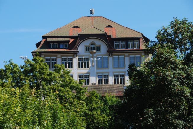 Das 1908 erbaute Schulhaus Rank.