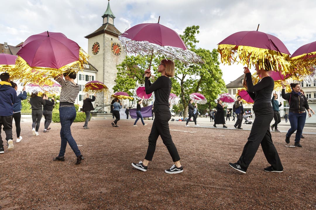 Regenschirm-Choreographie auf dem Amthausplatz