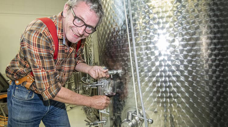 Er betreibt die einzige Kelterei in Basel: Valentin Schiess produziert Wein im Gundeli