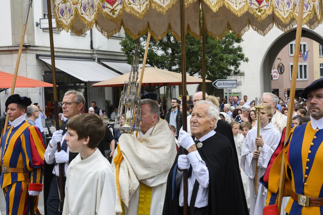 Fronleichnamprozession Fronleichnam-Messe und Fronleichnams-Prozession mit Stadtpfarrer Josef Stübi und unter Mitwirkung von vier Schweizergardisten
