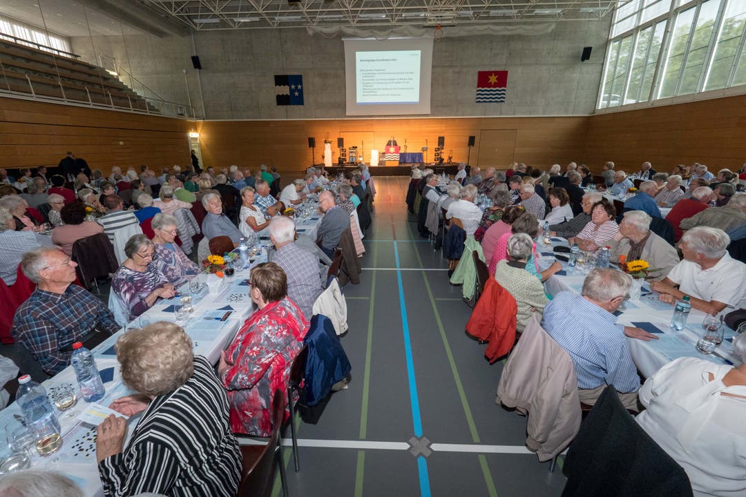 600 Seniorinnen und Senioren feiern am Herbstfest in Wettingen.