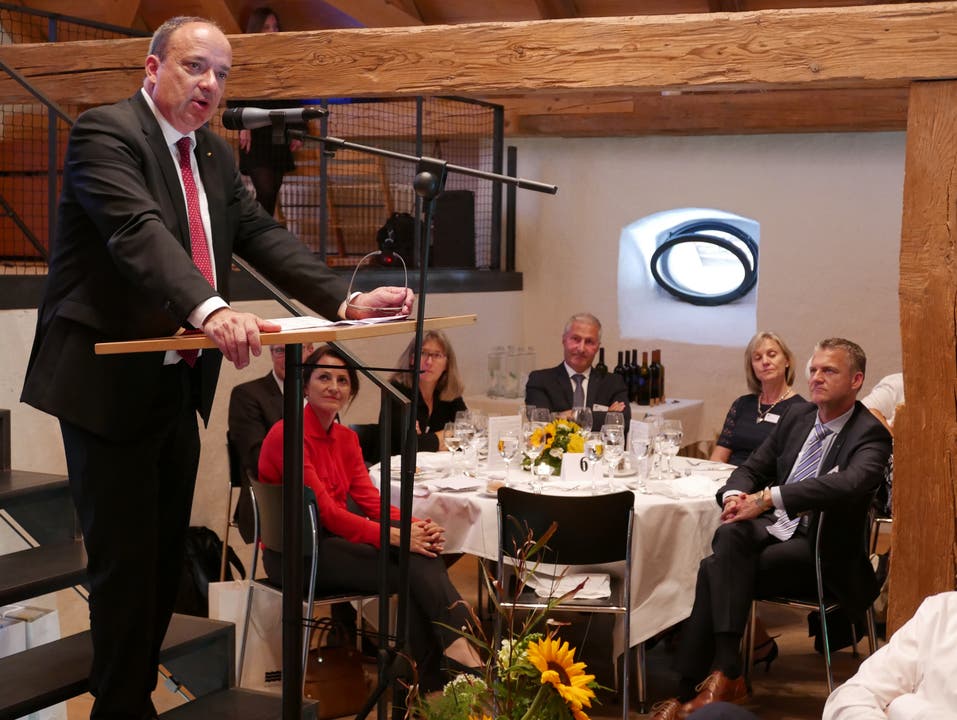 Staatswein gekürt Finanzdirektor und Landstatthalter Markus Dieth bei seiner Rede vor den erfolgreichen Weinbauern und Gästen auf Schloss Liebegg.