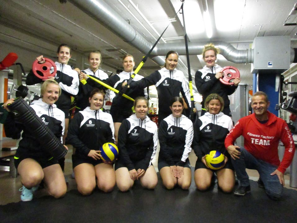 Ladyfitnessfactory Lostorf + Volleyball Lostorf spannen zusammen Geschäftsinhaber Pascal Jörg mit den Volleyball Damen Lostorf im neuen coolen Dress
