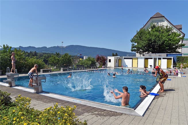 Die meisten Starrkirch-Wiler Kinder haben in diesem Schwimmbad schwimmen gelernt. Badeaufsicht Ursula Hälg (rechter Bildrand) passt trotzdem gut auf. Bild: Remo Frölicher