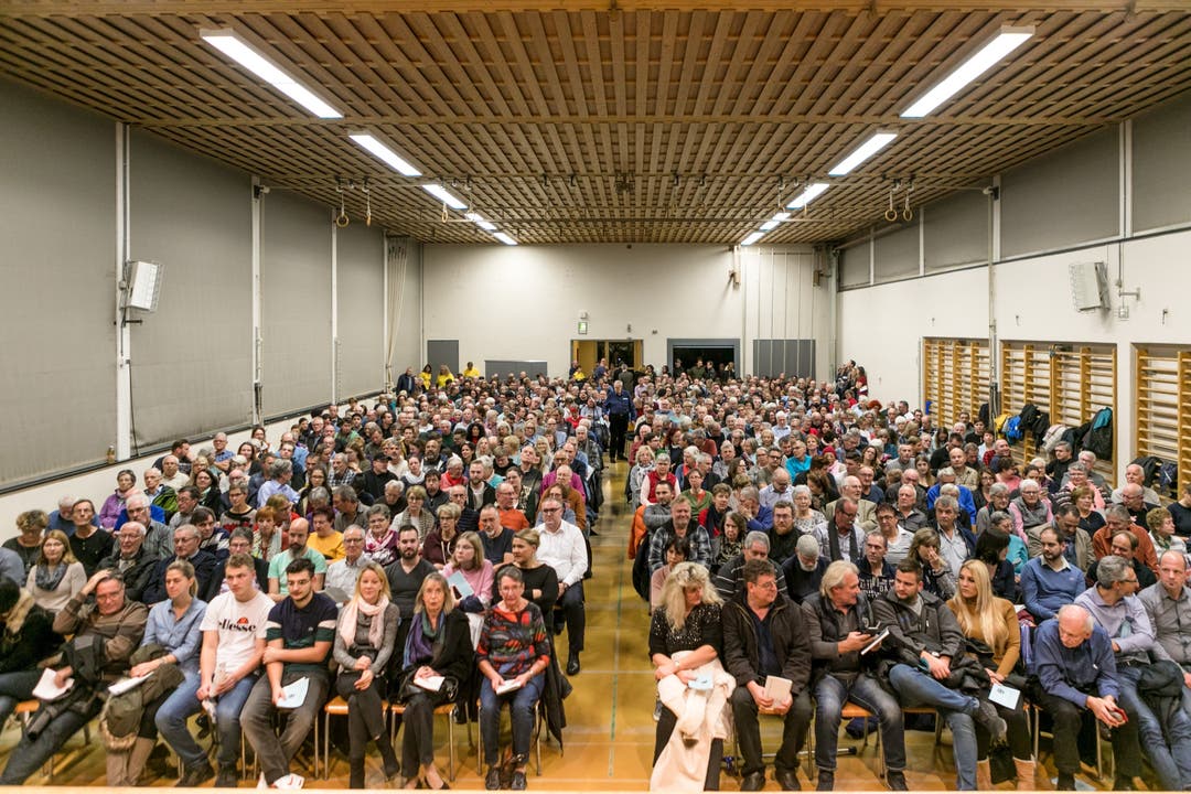 Dem Aufruf, an die Gemeindeversammlung zu kommen, sind 693 Spreitenbacherinnen und Spreitenbacher gefolgt - so viele wie noch nie.