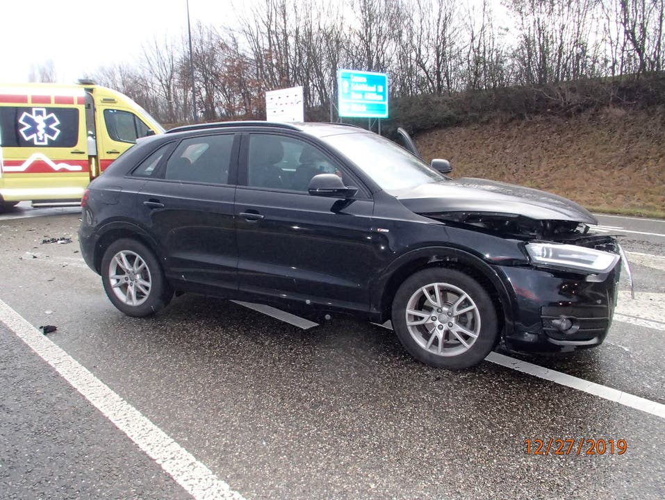 Kölliken AG, 28.Dezember: Innerhalb von 6 Stunden ereigneten sich in Kölliken auf der gleichen Strecke zwei Verkehrsunfälle. Bei einem Unfall erlitten zwei Personen eine leichte Verletzung. Eine Lenkerin musste ihren Führerausweis abgeben.