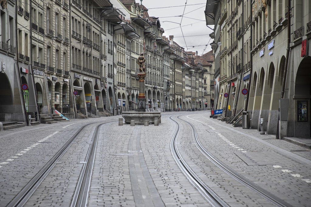 Entsprechend leer ist auch die Innenstadt von Bern. Kaum ein Mensch ist unterwegs in der Strasse, die sonst für einen Spaziergang sehr beliebt ist.