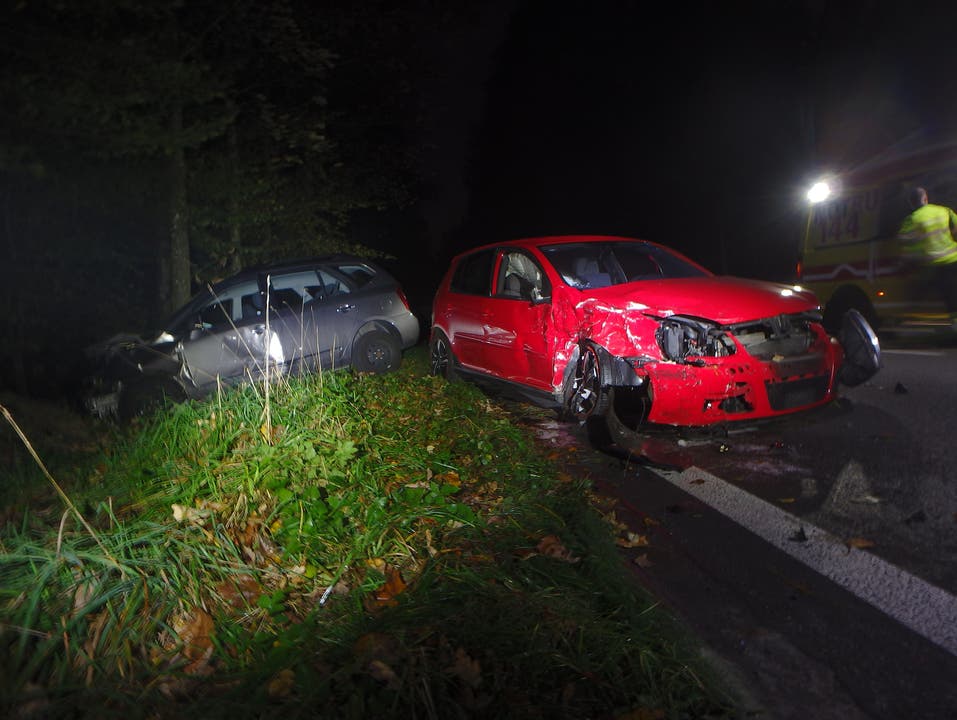 Rupperswil AG, 24. Oktober: Eine 30-jährige Autolenkerin verursachte im Morgenverkehr eine heftige Frontalkollision. Dabei wurde eine Person schwer und eine Person mittelschwer verletzt.