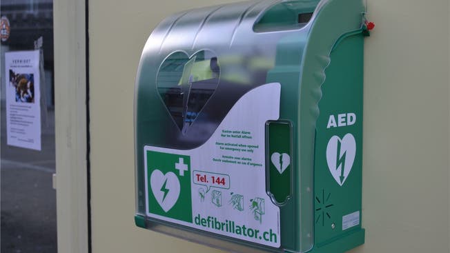 Die Gemeinde Ehrendingen stockt die Anzahl frei zugänglicher Defibrillatoren auf.