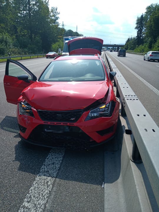 Lenzburg/A1 AG, 18. Juli: Ein 37-jähriger Autofahrer verlor auf der A1 die Kontrolle über sein Auto und verursachte einen Unfall.