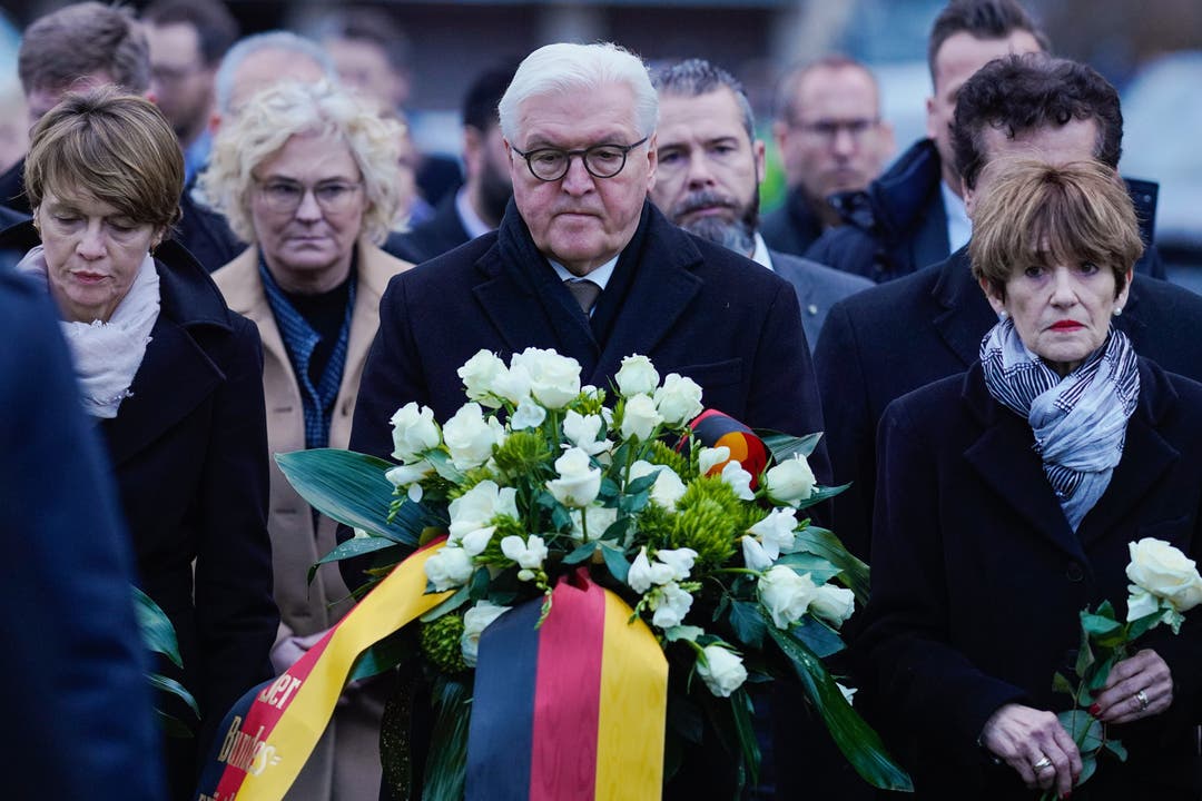 Bundespräsident Frank-Walter Steinmeier legt in Hanau einen Blumenstrauss nieder.