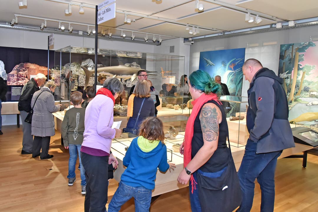 Die interessierten Besucherinnen und Besucher entdecken das Haus der Museen.