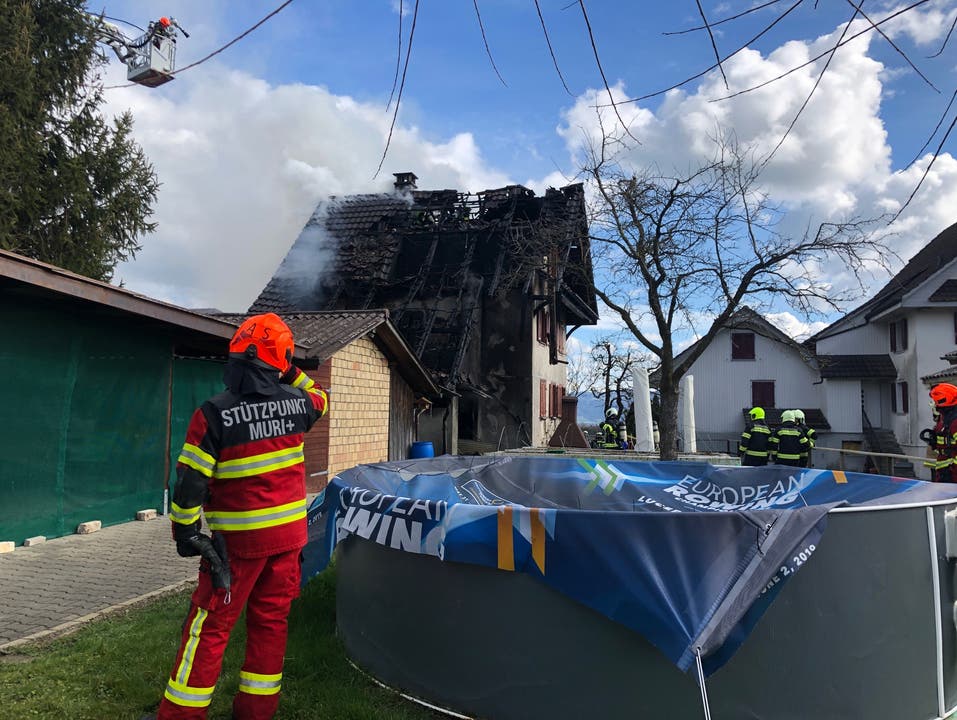Abtwil AG, 4. März: In einem Einfamilienhaus am Klostermattweg brach ein verheerender Brand aus. Ein Anwohner bemerkte das Feuer um 11.40 Uhr und alarmierte die Feuerwehr. Diese fand das ältere Gebäude in Vollbrand vor. Es wurde vom Feuer zerstört.