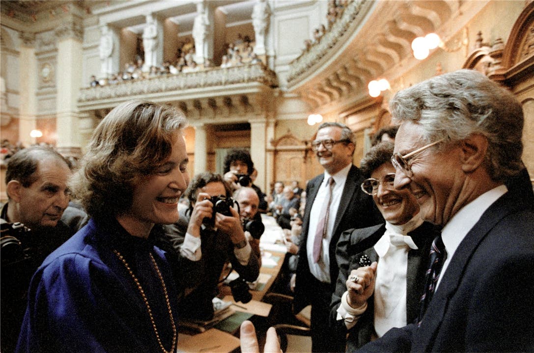 Bruno Hunziker (FDP): Ständerat von 1987 bis 1991 Im Bild: 2. Oktober 1984: Der unterlegene Bruno Hunziker (r.) gratuliert Parteikollegin Elisabeth Kopp (FDP) zur Wahl in den Bundesrat.