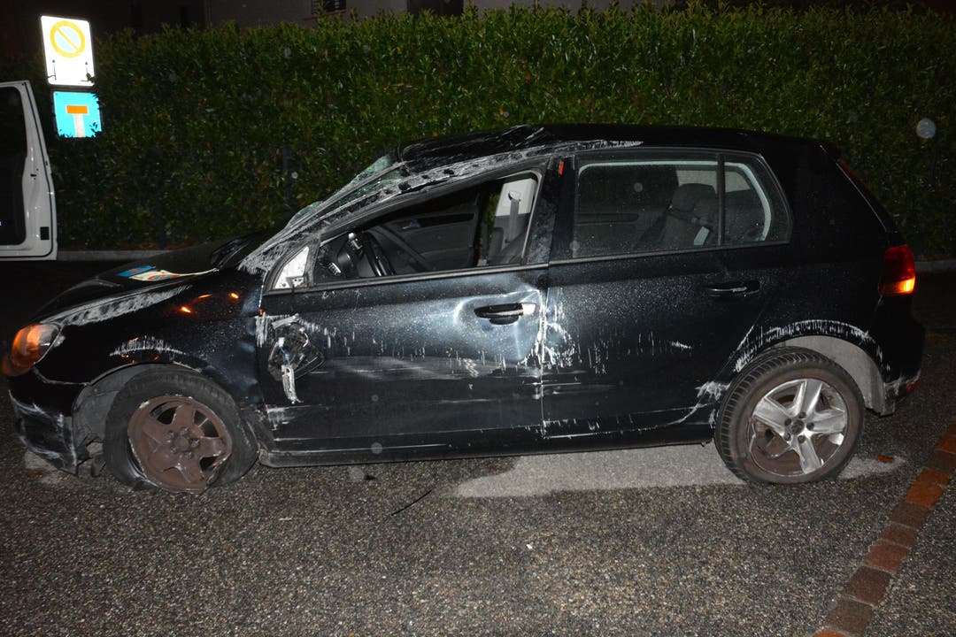 A1/Rothrist AG, 29.Juli: Bei der Autobahnausfahrt ereignete sich am späten Sonntagabend ein Selbstunfall. Der alkoholisierte Lenker wurde dabei leicht verletzt. Er setzte seine Fahrt mit dem total beschädigten Auto fort.