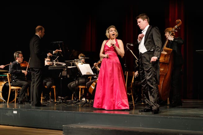Fabienne Skarpetowski (Sopran) und Roger Bucher (Bariton) und das Salonorchester (Leitung: Reimar Walthert).