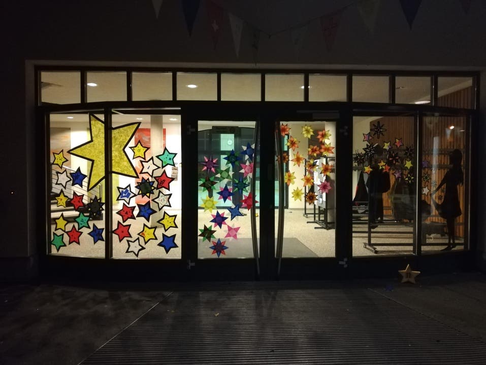 Adventsfenster von Kindergarten und Schulen in Welschenrohr
