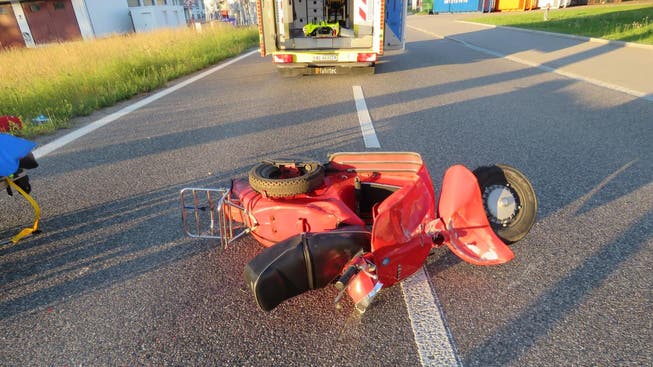 Der 49-jährige Vespa-Fahrer kollidierte frontal mit einem Kandelaber und wurde schwer verletzt ins Wiesland geschleudert.