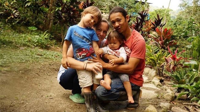 Brigitte Villa mit ihrem Mann Omar und den Kindern Luis und Lily.