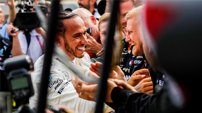 Hat gut lachen: Mercedes-Fahrer Lewis Hamilton darf sich über einen Erfolg nach dem anderen freuen.