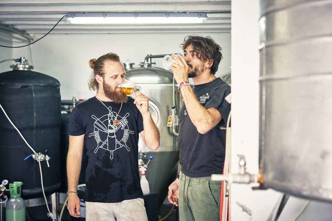Zum Feierabend können Friederich und Spühler jeweils ihr eigenes Bier trinken.