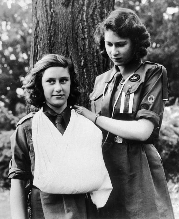 Auch die Royals üben sich in Nothilfe: Elizabeth verbindet ihrer Schwester den Arm.