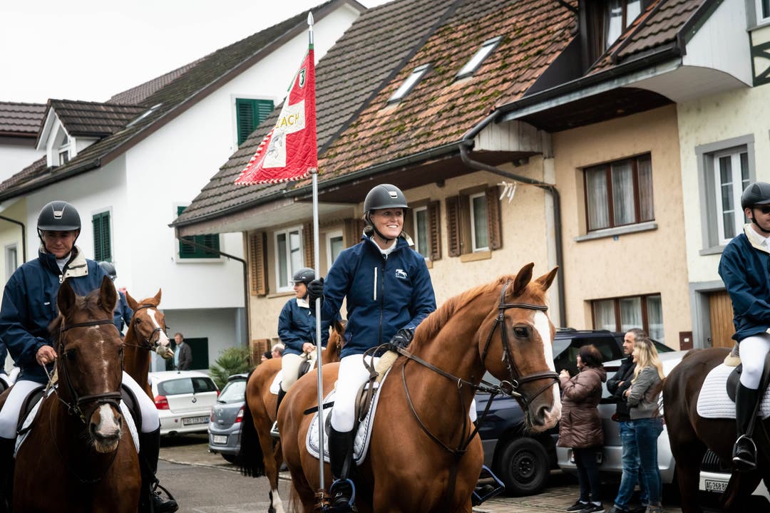 Der Kavallerieverein Zurzach macht einmal mehr den Anfang beim Winzerumzug. (Sujet 1)