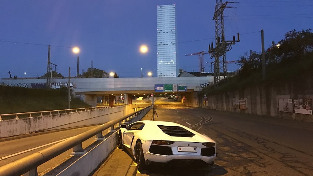 Basel, 1. Juni: Ein 22-jähriger Autolenker, der Alkohol und Drogen intus hatte, ist in der Nacht auf Samstag mit seinem Lamborghini in eine Mauer geprallt. Er hatte keinen Führerschein mehr und wollte sich einer Kontrolle entziehen.