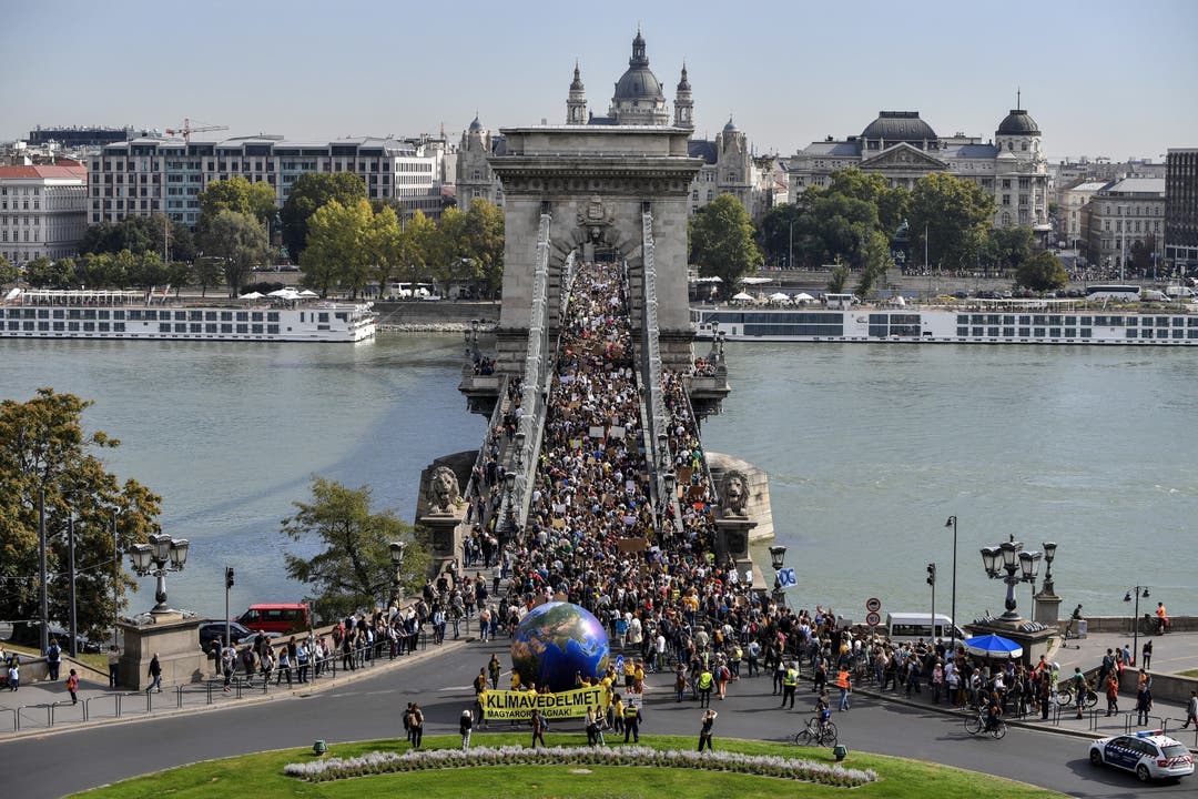Die Kettenbrücke in Budapest war voll von Demonstrierenden. (EPA/MARTON MONUS)