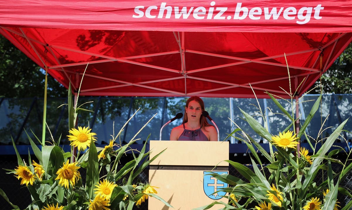 Wasserspringerin Michelle Heimberg hält ihre erste Festrede an der Bundesfeier in Fislisbach.